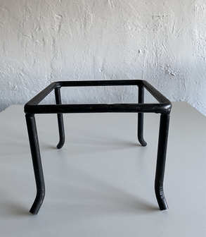 10302 Rehausseur buffet carré fer forgé noir